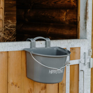 HIPPOTONIC feed bucket with hook and handle